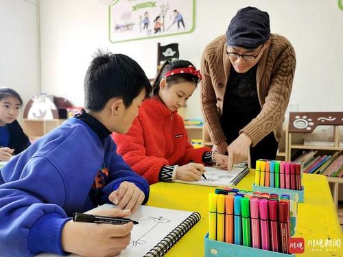 美术老师李友宜正在留守儿童之家开展绘画辅导.
